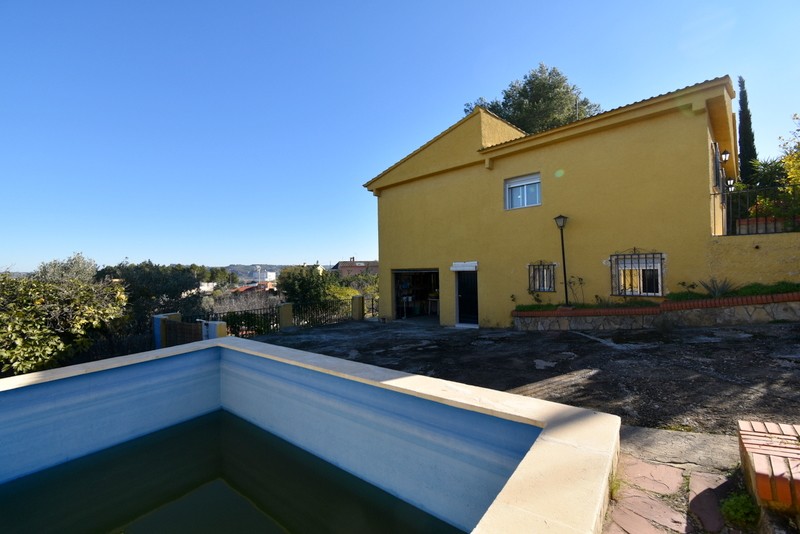 5 bed Villa in Montroy