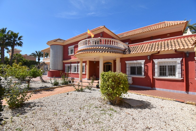 6 bed Villa in Torrevieja