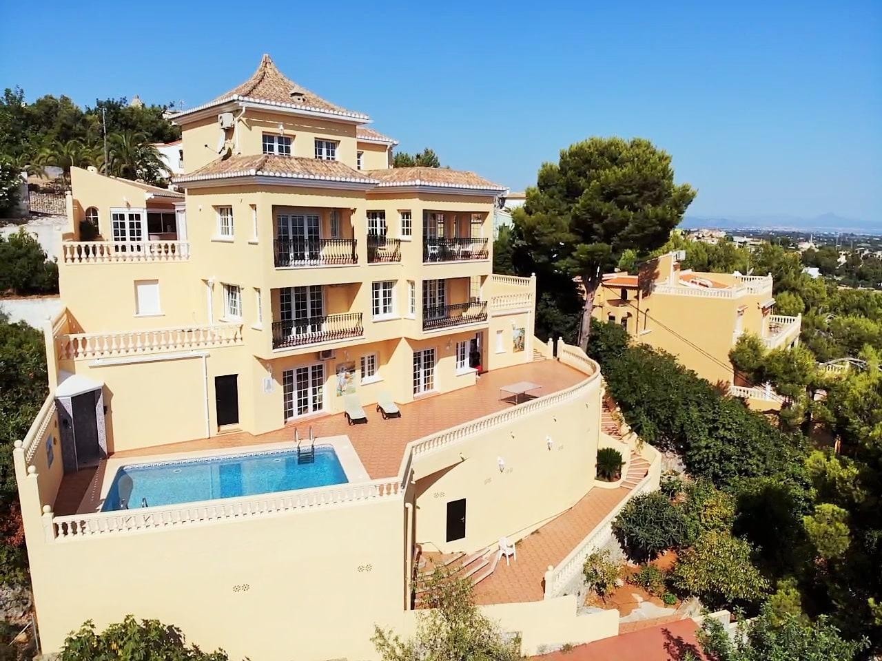 6 bed Villa in Denia