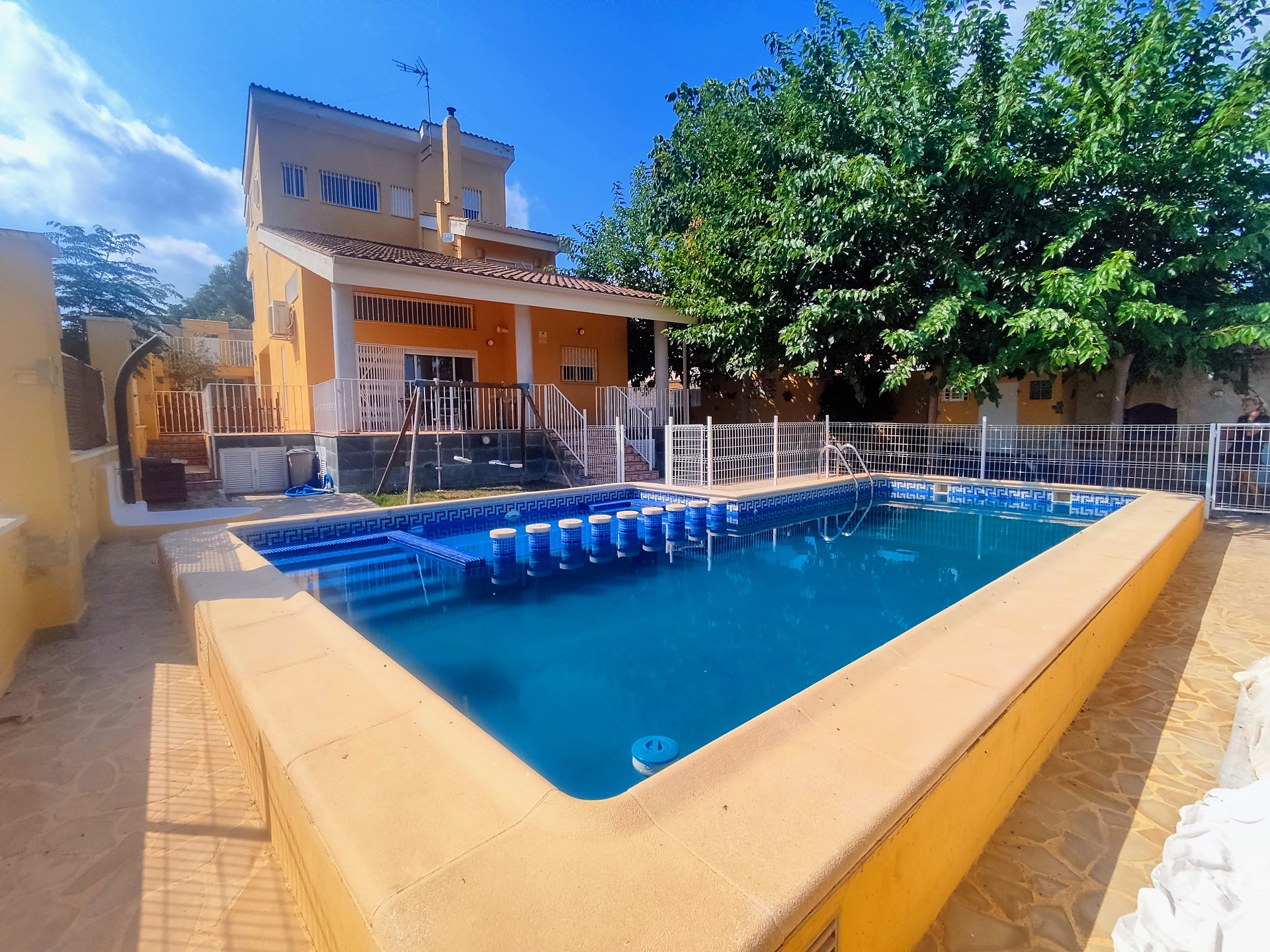 4 bed Villa in Montroy