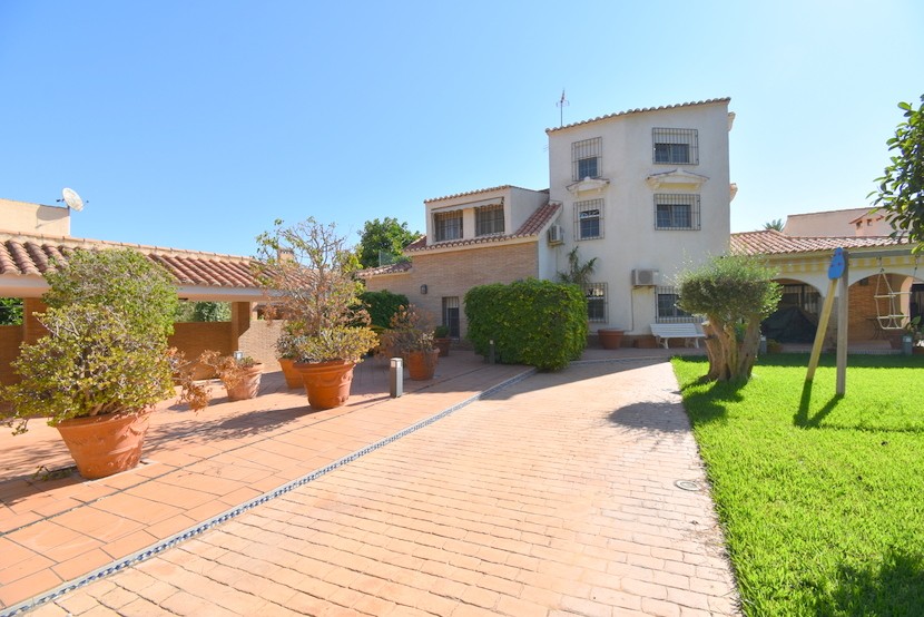 6 bed Villa in La Zenia