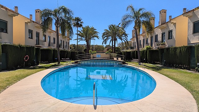 Dom z 4 sypialniami w Javea