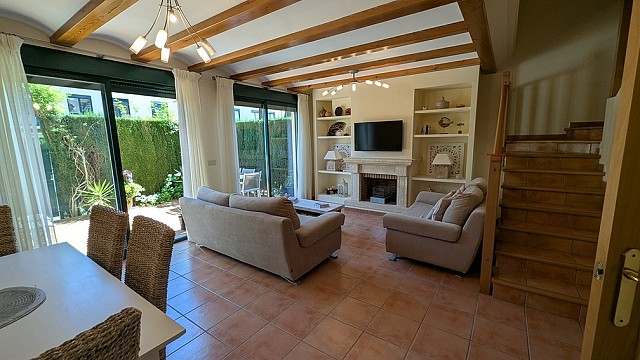 Dom z 4 sypialniami w Javea