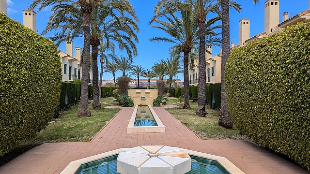 Dom z 4 sypialniami w Javea