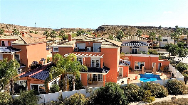 5 Bedroom Villa in Altaona Golf