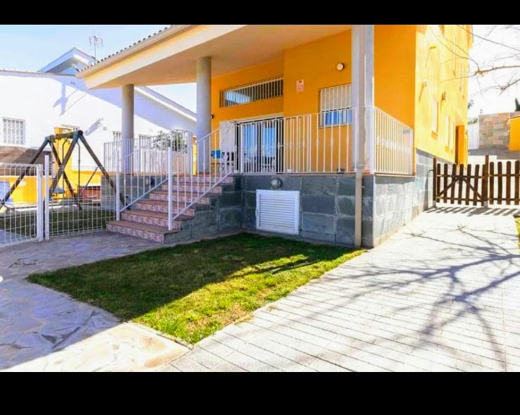 Villa mit 4 Schlafzimmern in Montroy