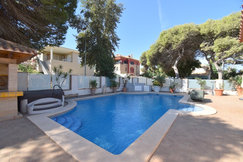 6 bed Villa in La Zenia