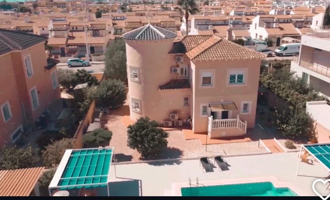 Villa de 4 dormitorios en La Zenia