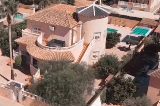 Villa de 4 dormitorios en La Zenia