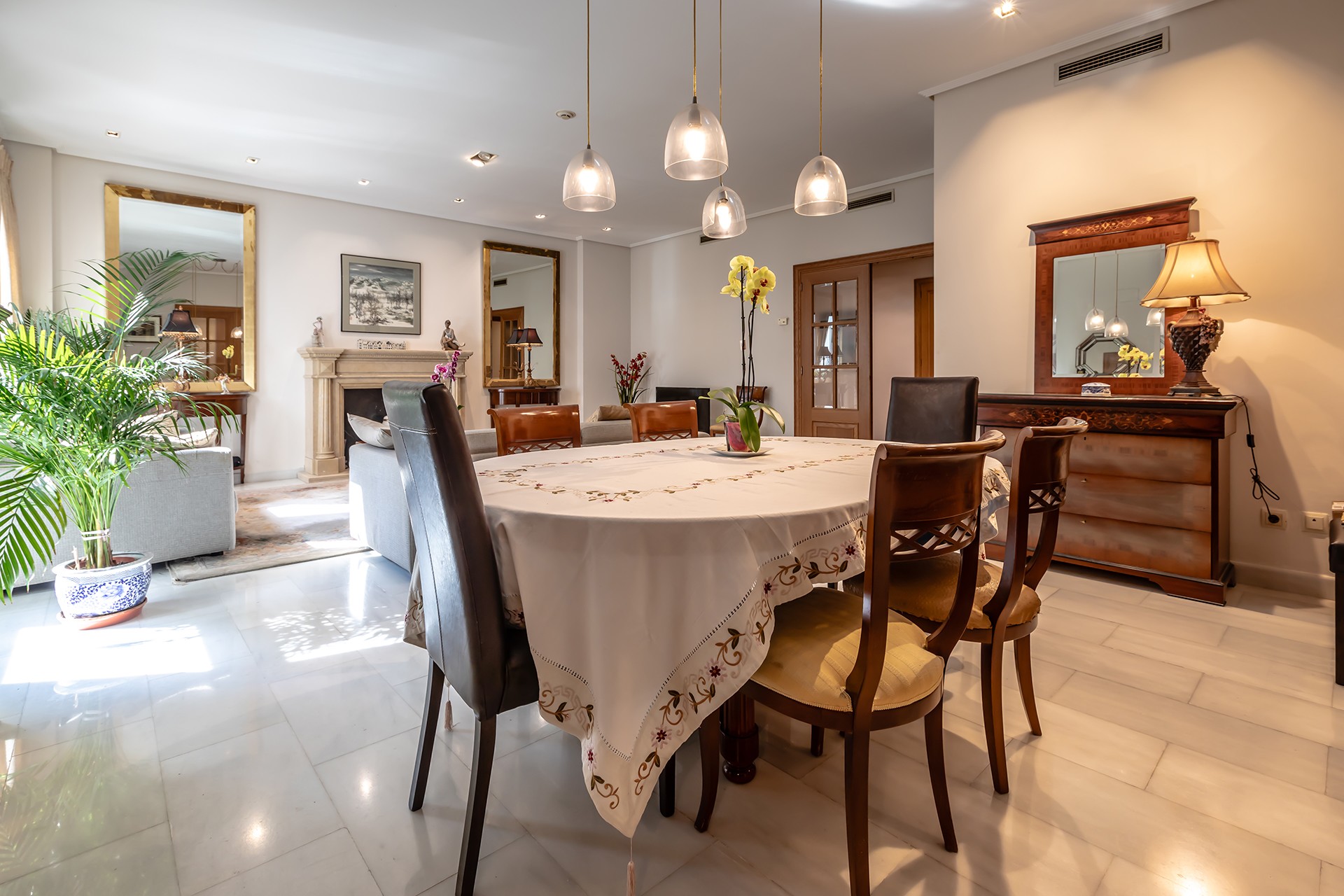 Apartament z 5 sypialniami w Walencji