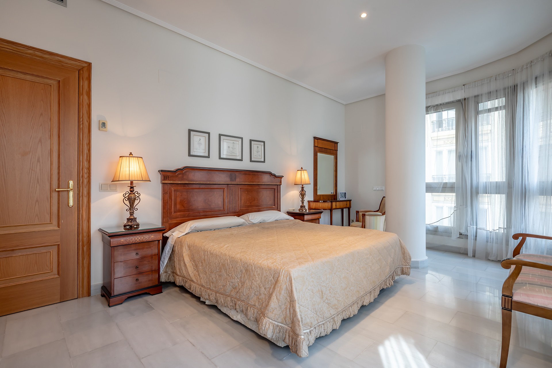 Apartament z 5 sypialniami w Walencji