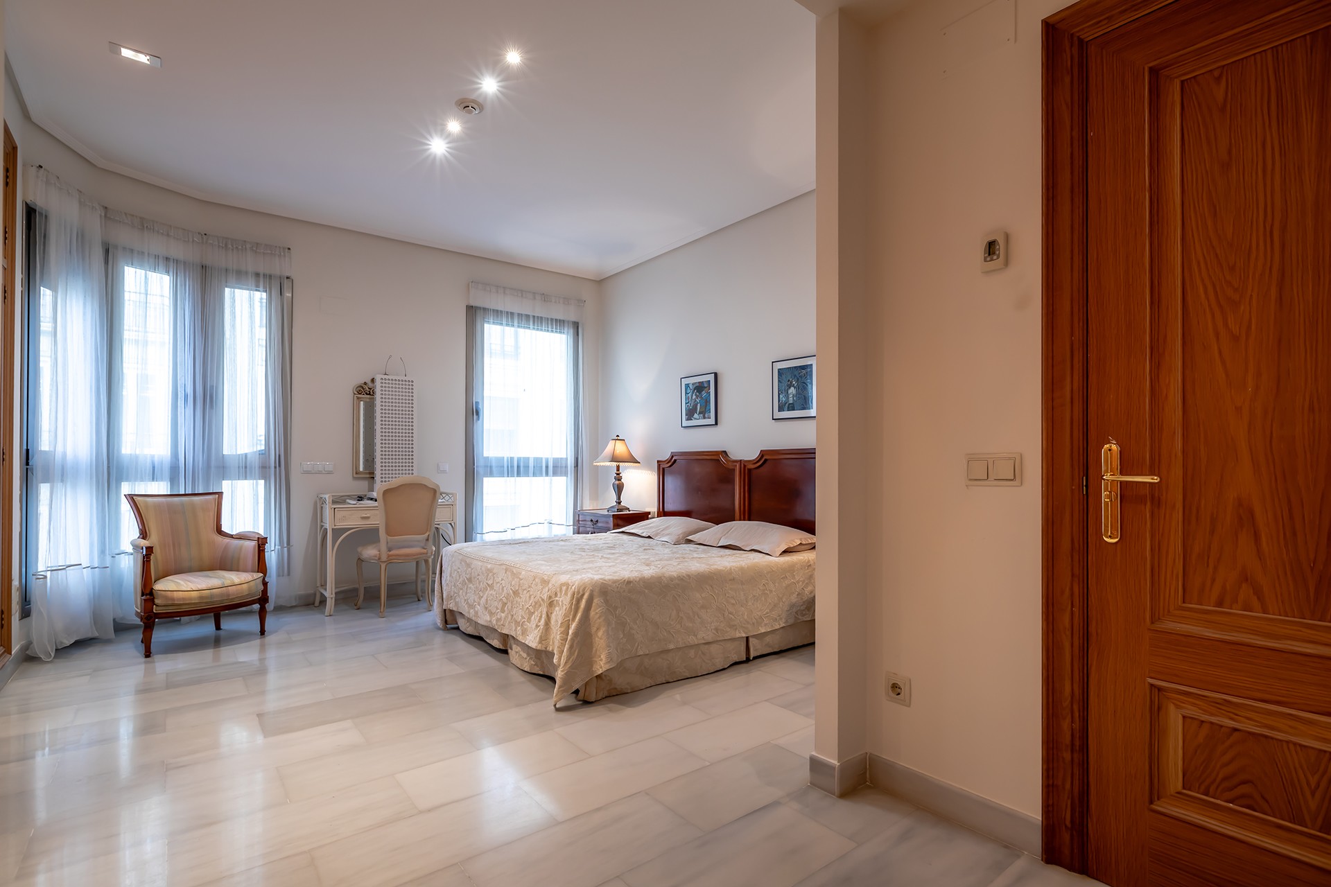 Apartament z 5 sypialniami w Walencji