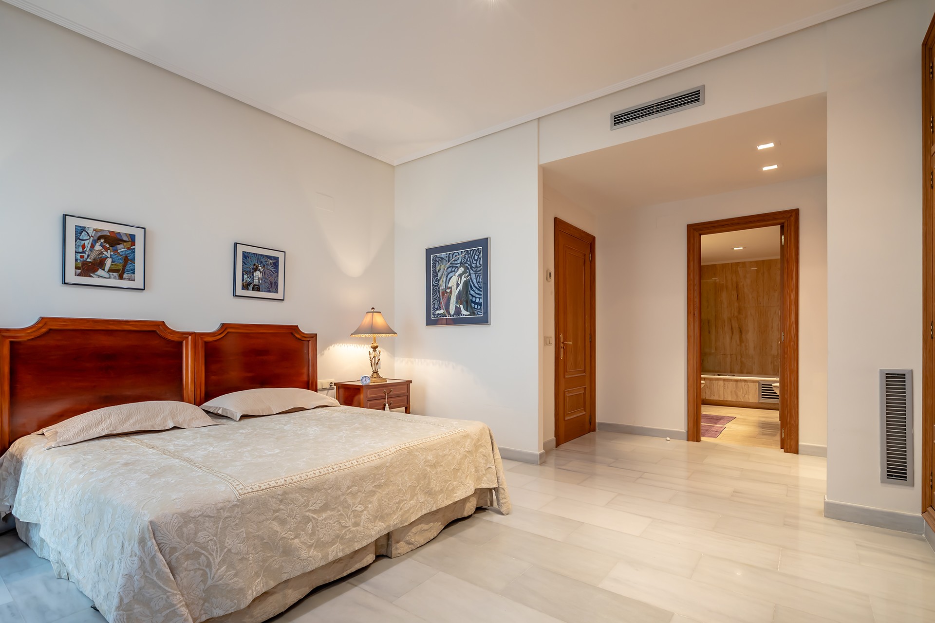 Apartament z 5 sypialniami w Walencji