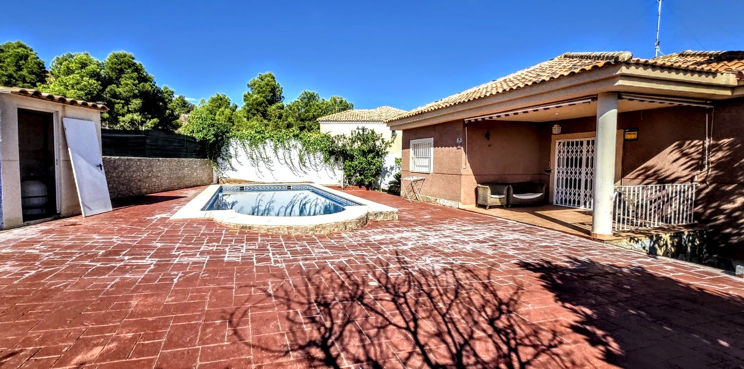 Villa mit 4 Schlafzimmern in Montroy