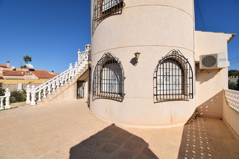 Villa mit 4 Schlafzimmern in El Chaparral